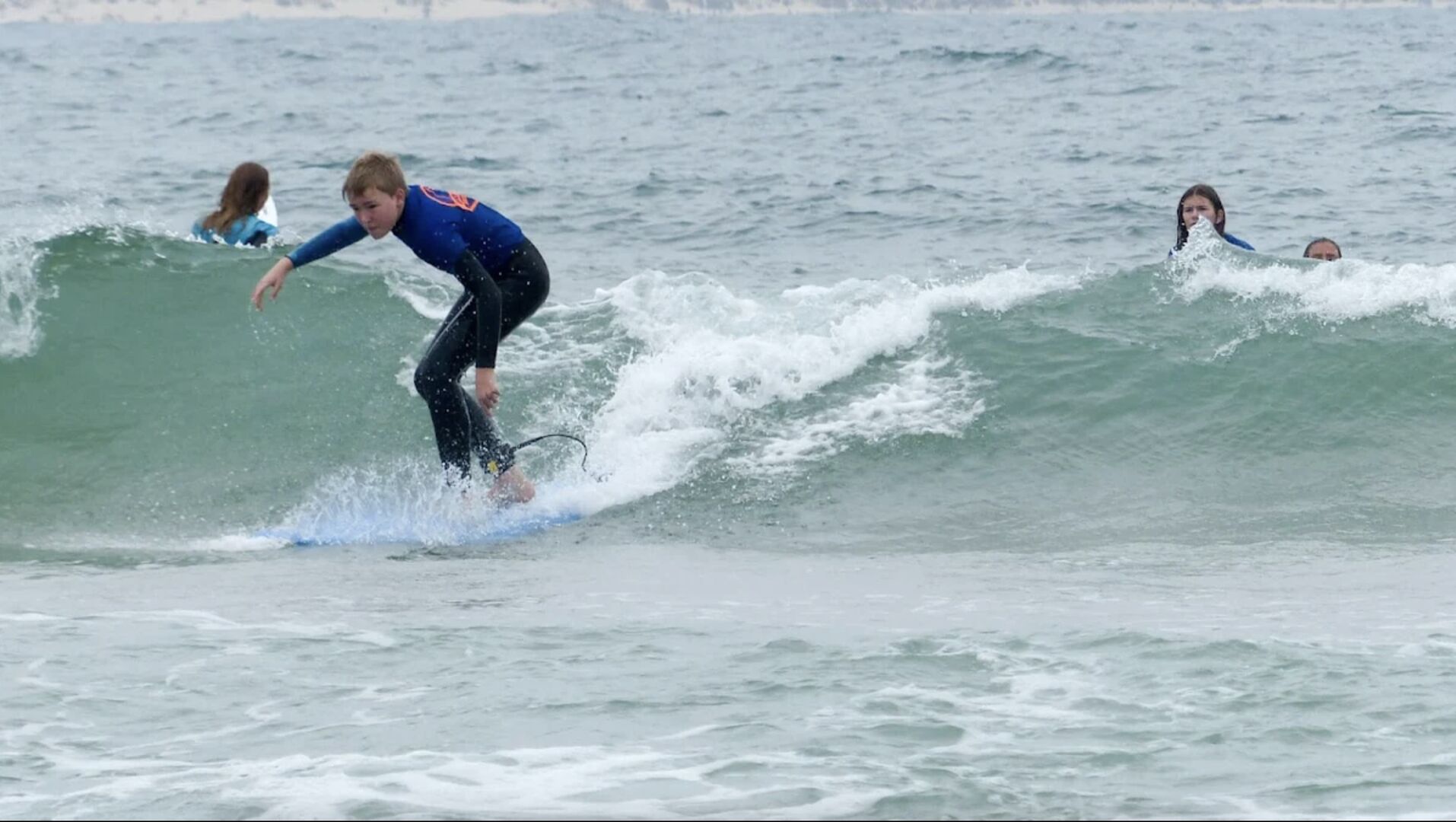 SURF OP DE ZACHTE GOLVEN IN PENICHE