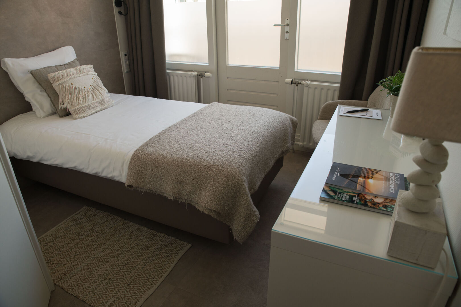 Single room with front-facing balcony - Image 1