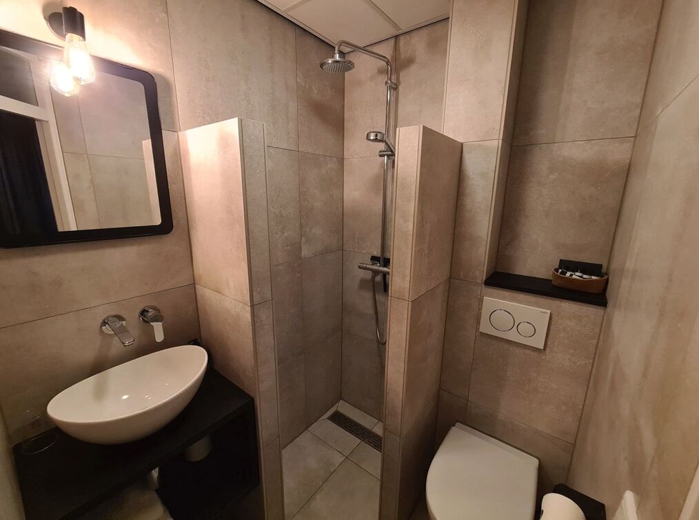 Single room with front-facing balcony - Image 2