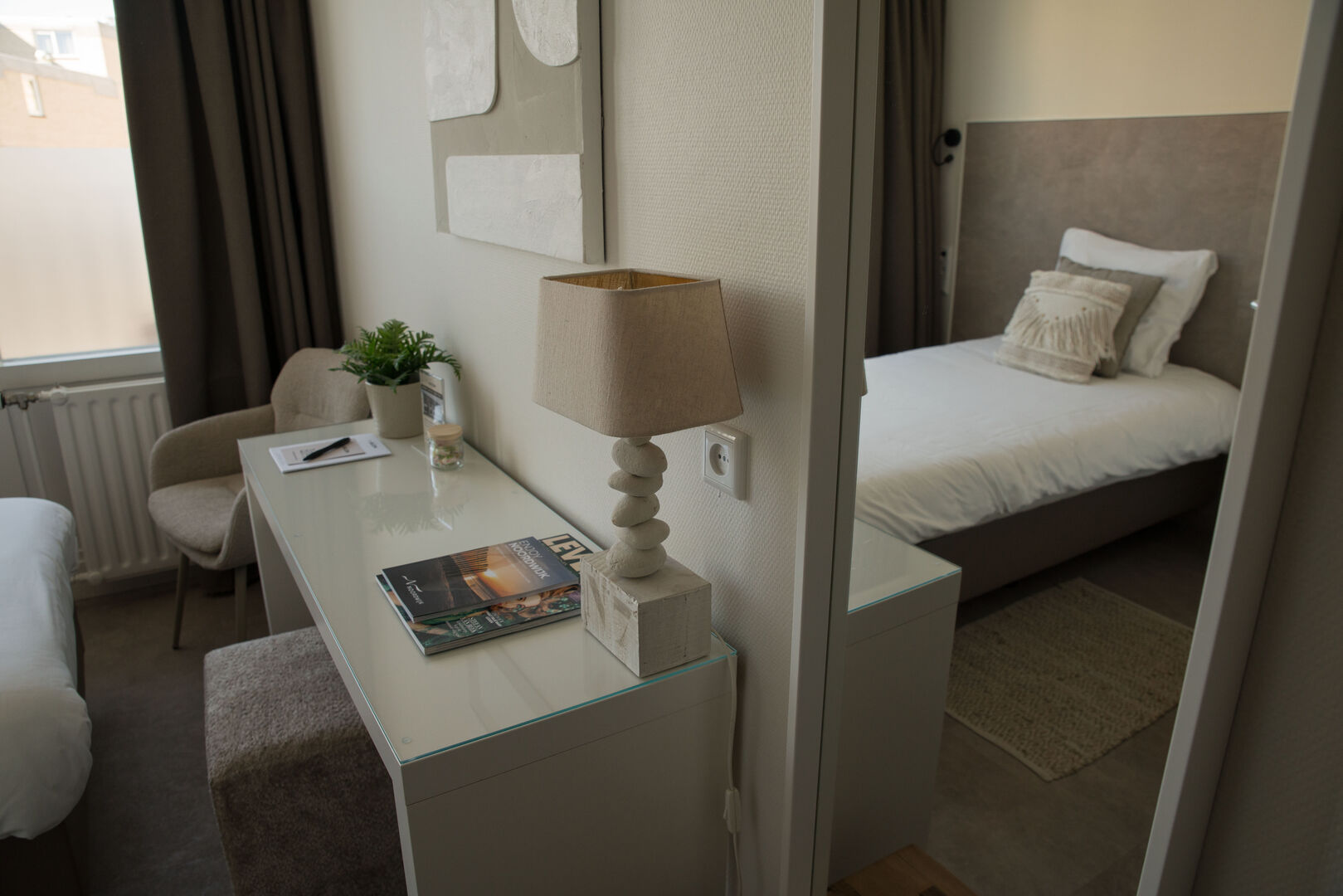 Single room with front-facing balcony - Image 3