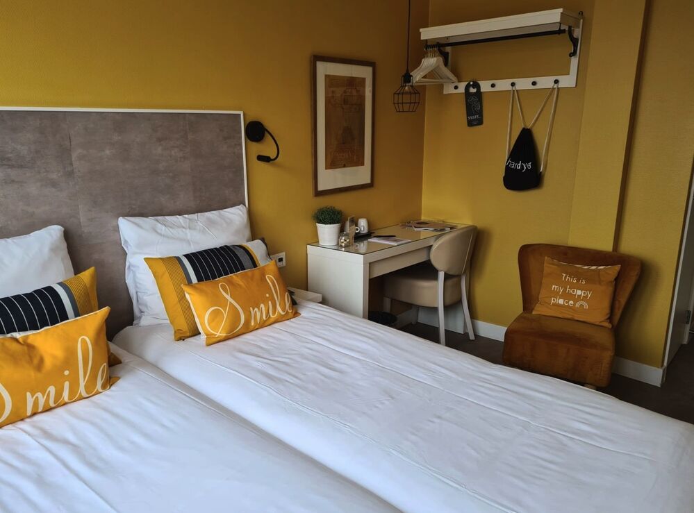 Small double room with balcony at the front - Image 1