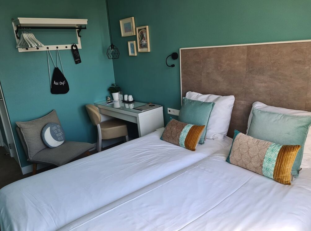 Small double room with balcony at the front - Image 2