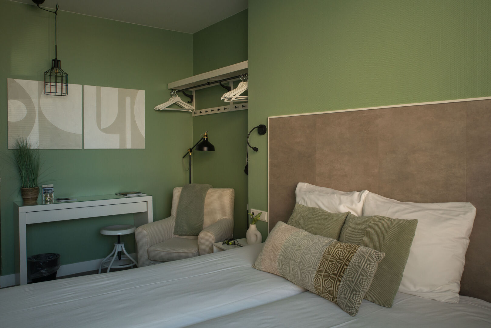 Six person room - Image 3