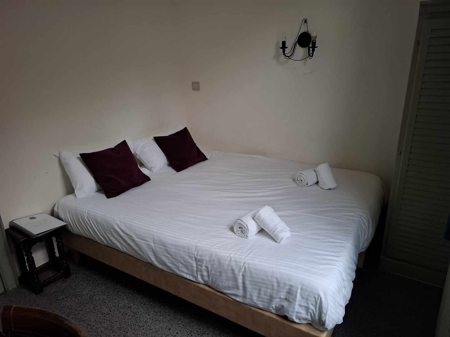 Budget room Double (shared bathroom)  - Image 4
