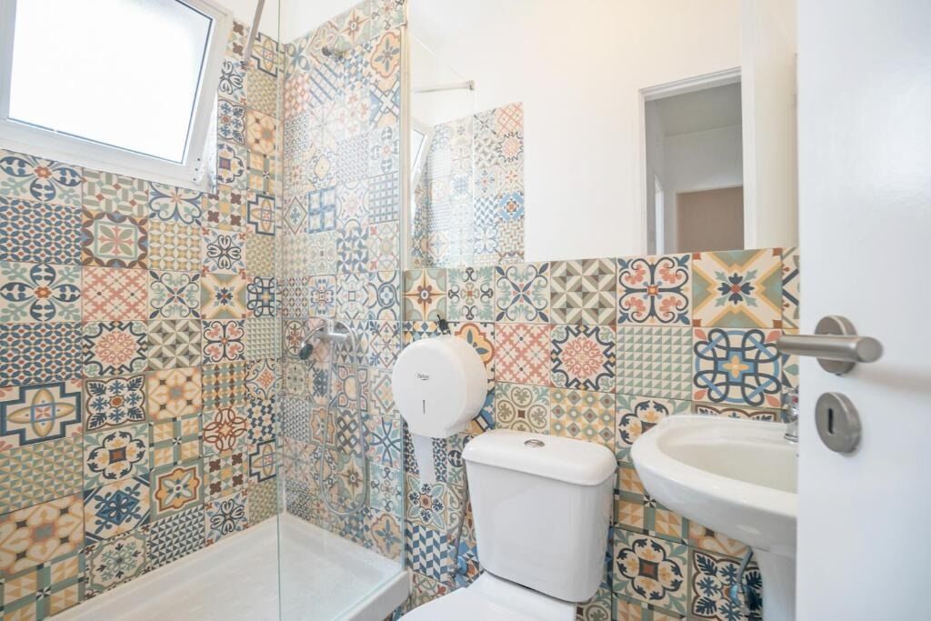 Quarto duplo com casa de banho partilhada - Image 1