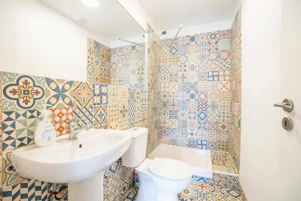 Quarto duplo com casa de banho partilhada - Image 2