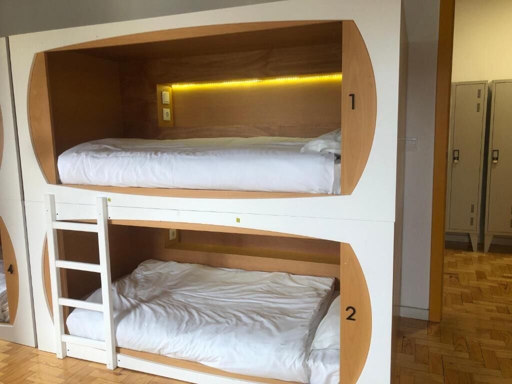 Cama em dormitório misto com 8 camas - Image 1