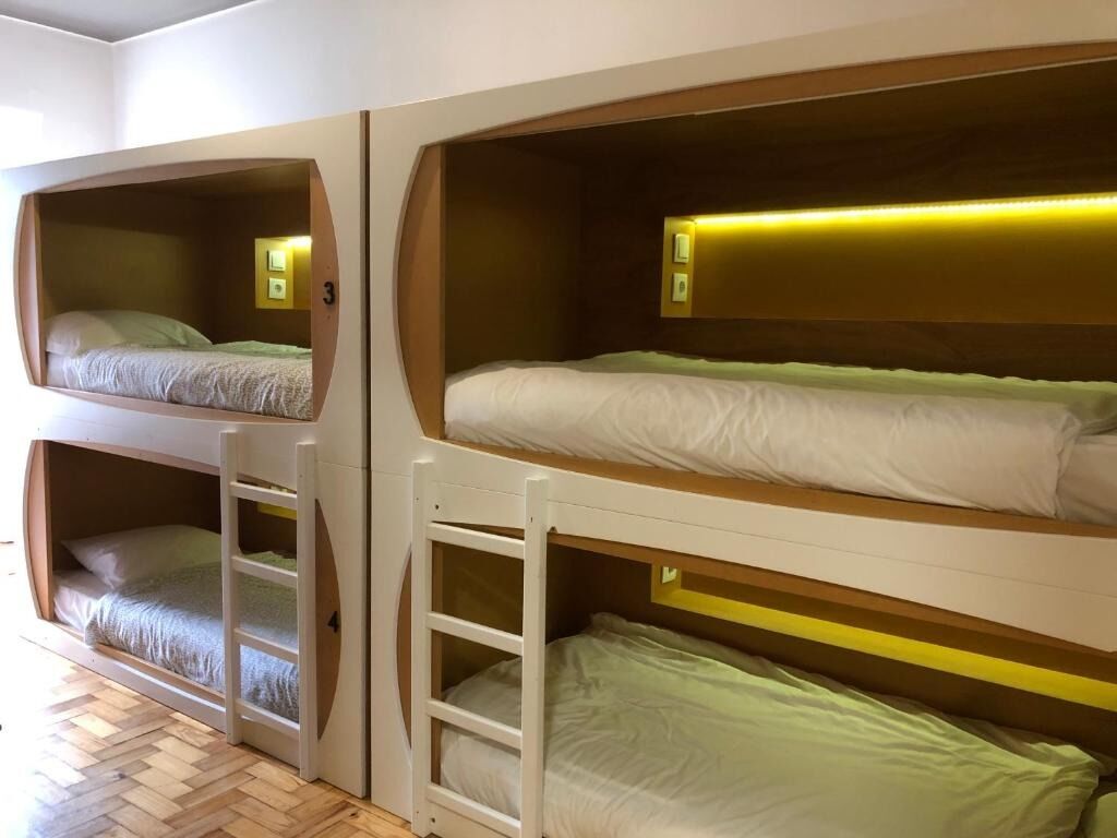 Cama em dormitório misto com 6 camas - Image 1