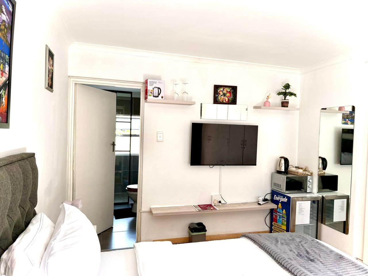 Black and White Room - Image 5