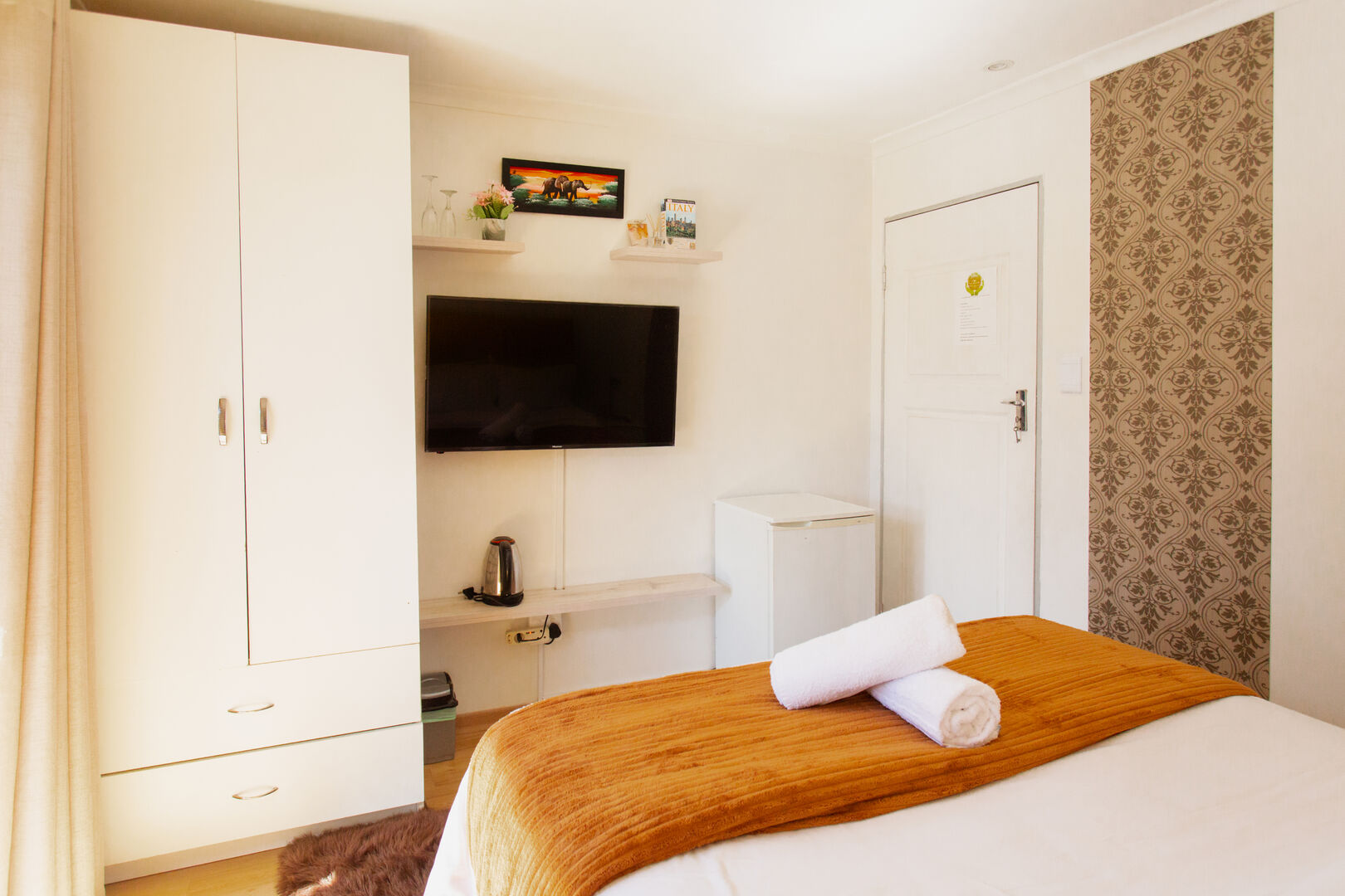 Yellow Room - Image 5
