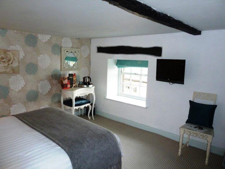 Double Room + Private Independent Bathroom - Image 1