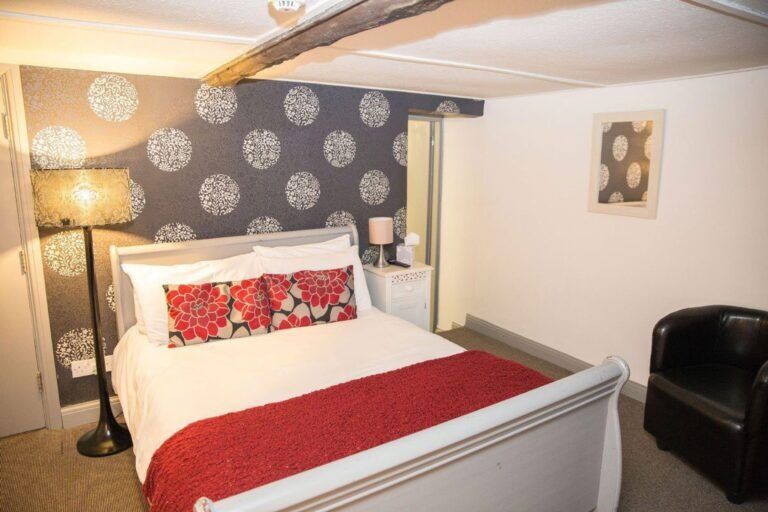 Double Room + Private Independent Bathroom - Image 5