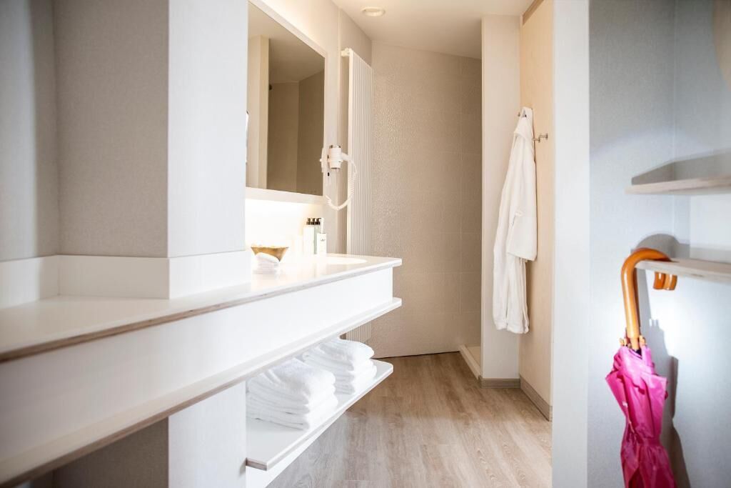 Deluxe Double Room - Image 12