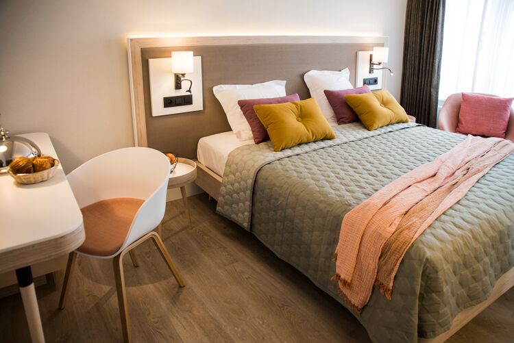 Deluxe Double Room - Image 16