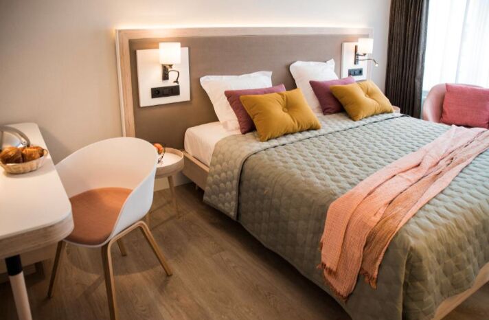 Deluxe Room - Image 10