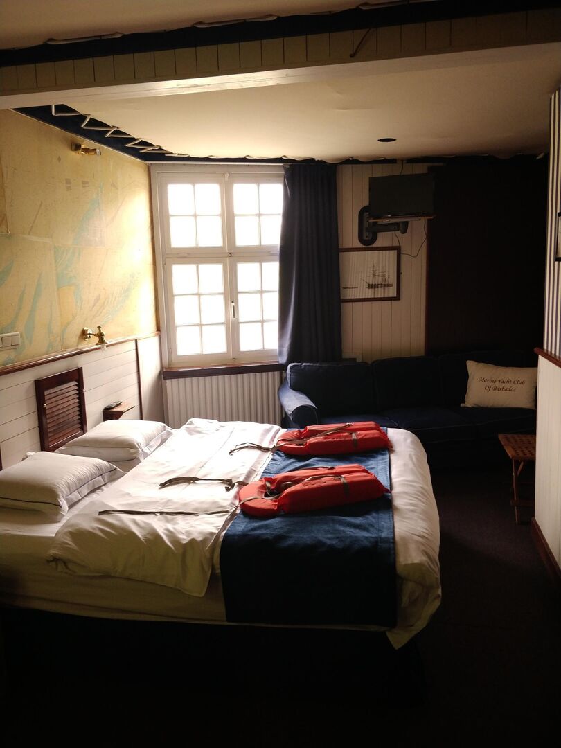 Superior Cabin on Boat met Spa Bad - Boeg Kanaalzicht - Image 1