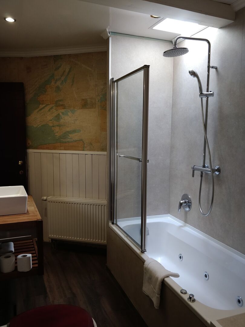 Superior Cabin on Boat met Spa Bad - Boeg Kanaalzicht - Image 5