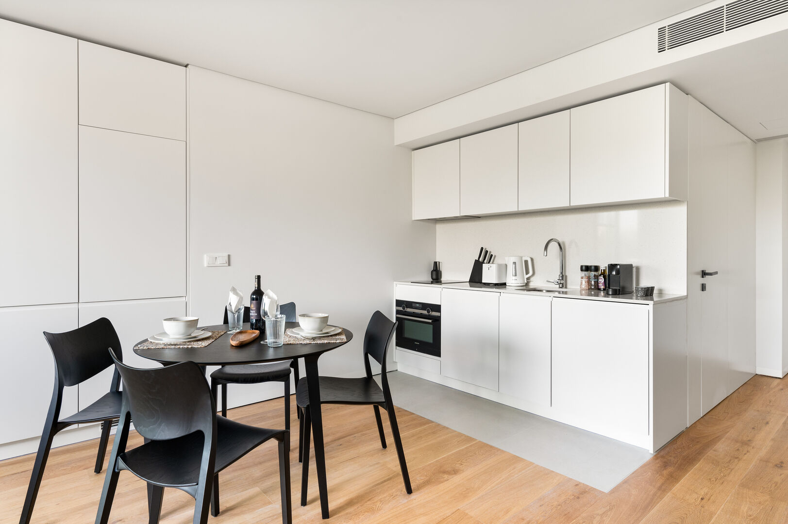 One Bedroom Apartment with Balcony - Image 6