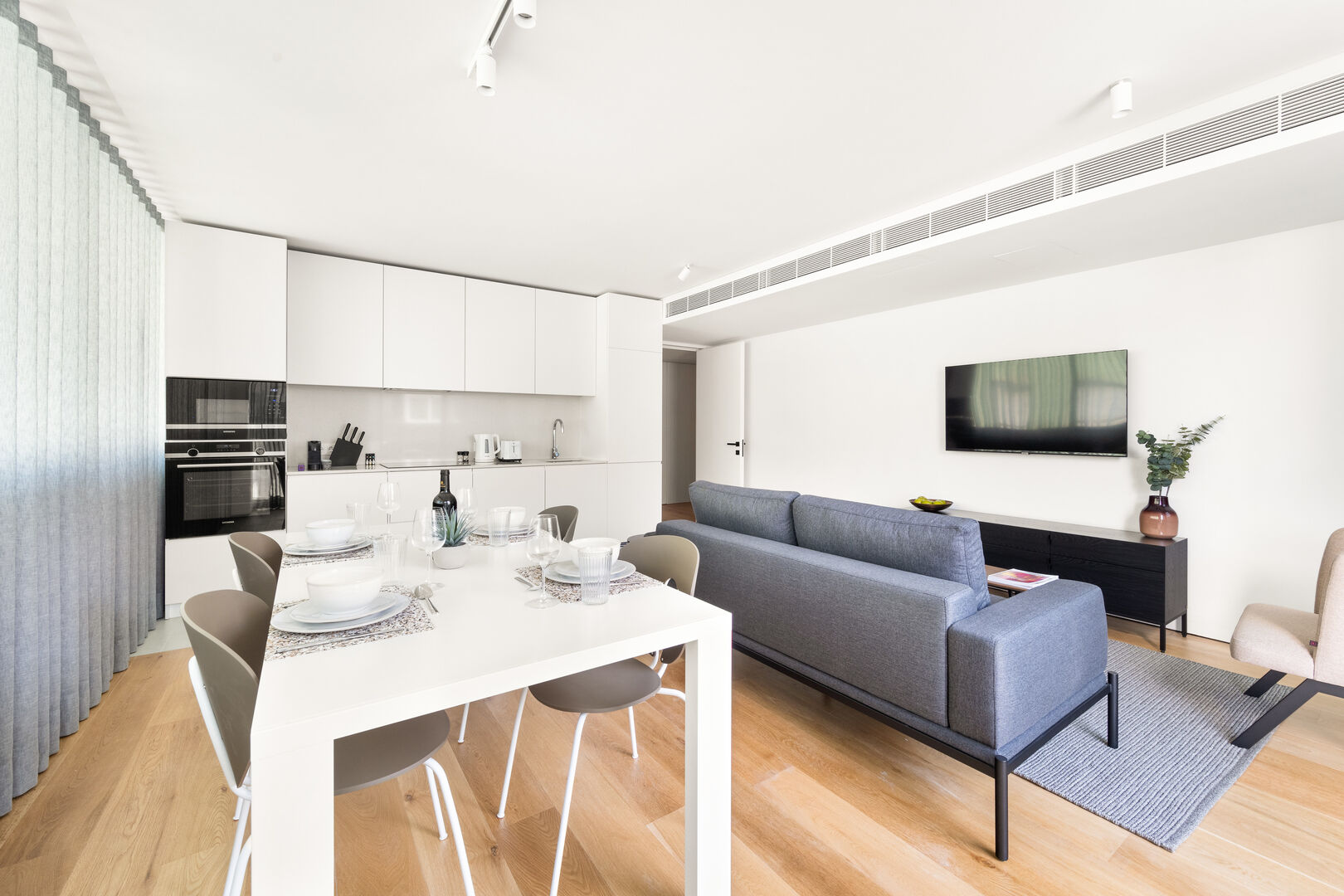 Two Bedroom Apartment with Balcony - Image 17