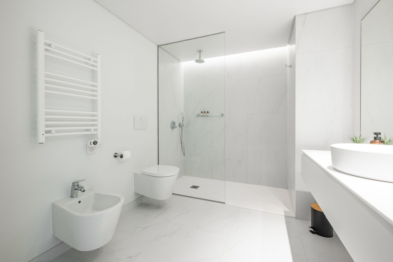 Two Bedroom Apartment with Balcony - Image 20