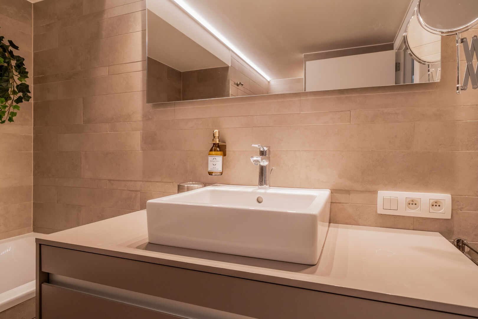 Heritage Suite Mustard - Image 11
