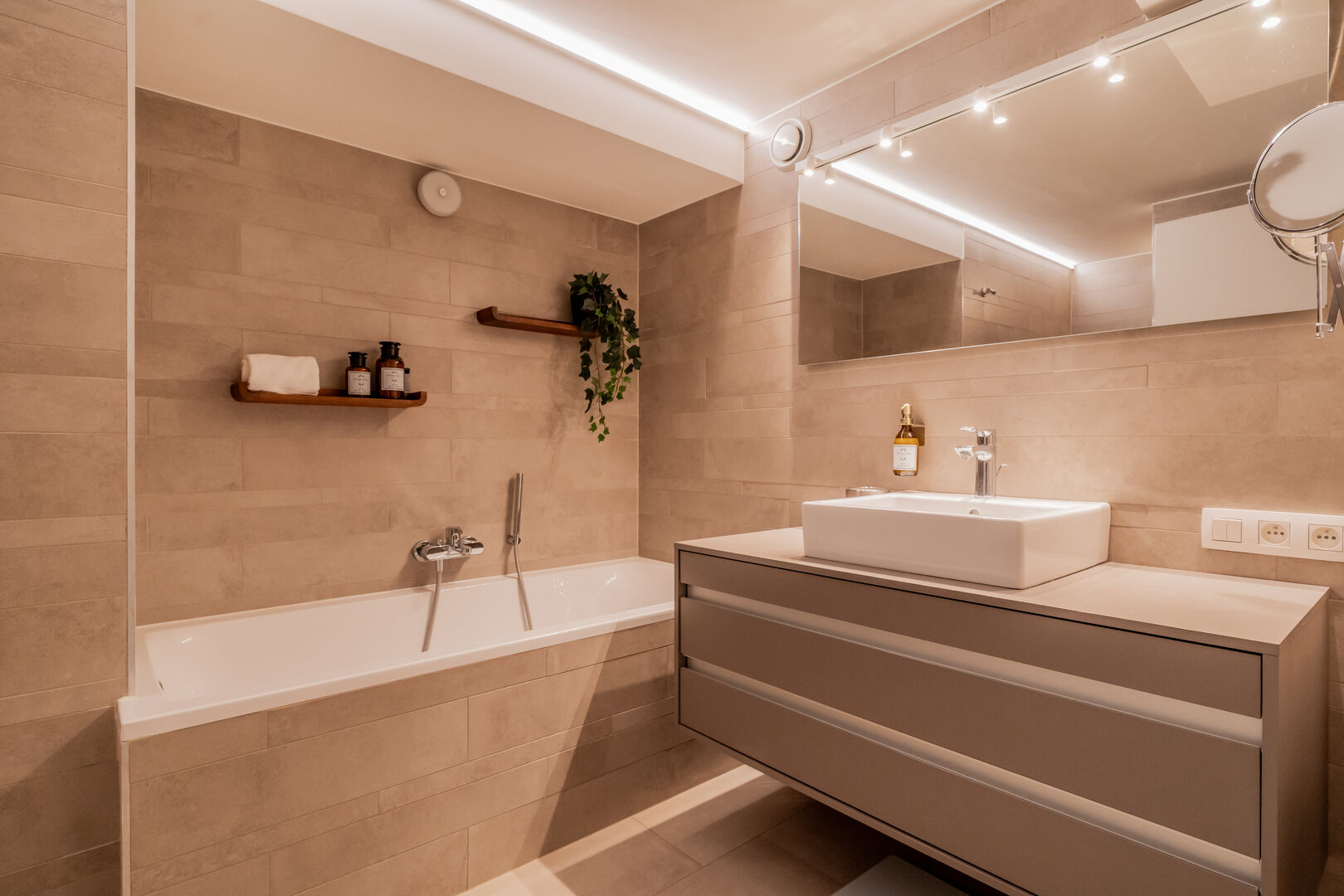 Heritage Suite Mustard - Image 10