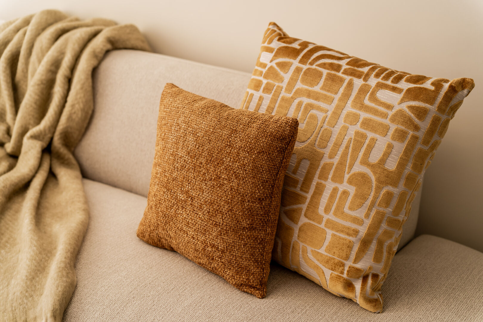 Heritage Suite Mustard - Image 7